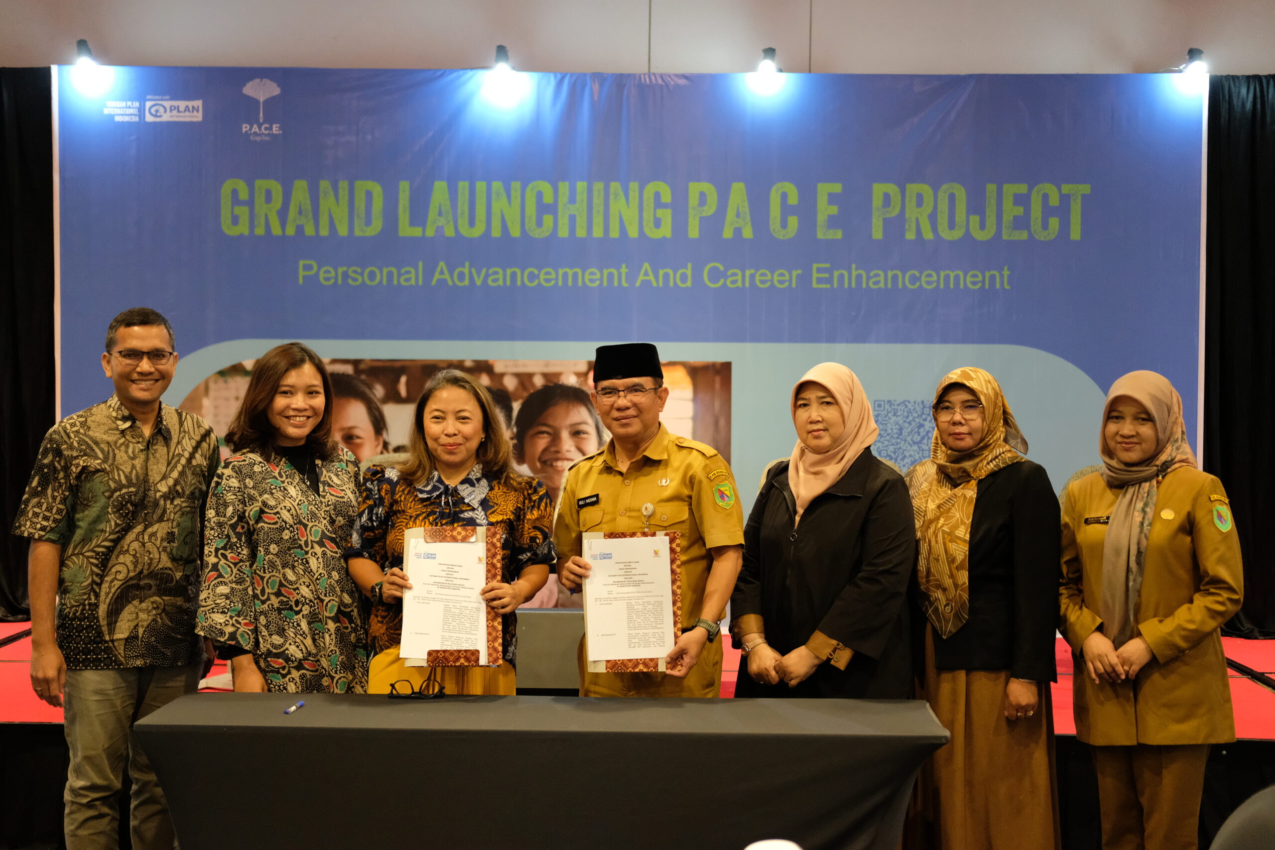 Plan Indonesia dan Dinas Pendidikan dan Budaya Kabupaten Bandung menandatangani perjanjian kerja sama untuk program P.A.C.E. (Dok. WildanPlan Indonesia)