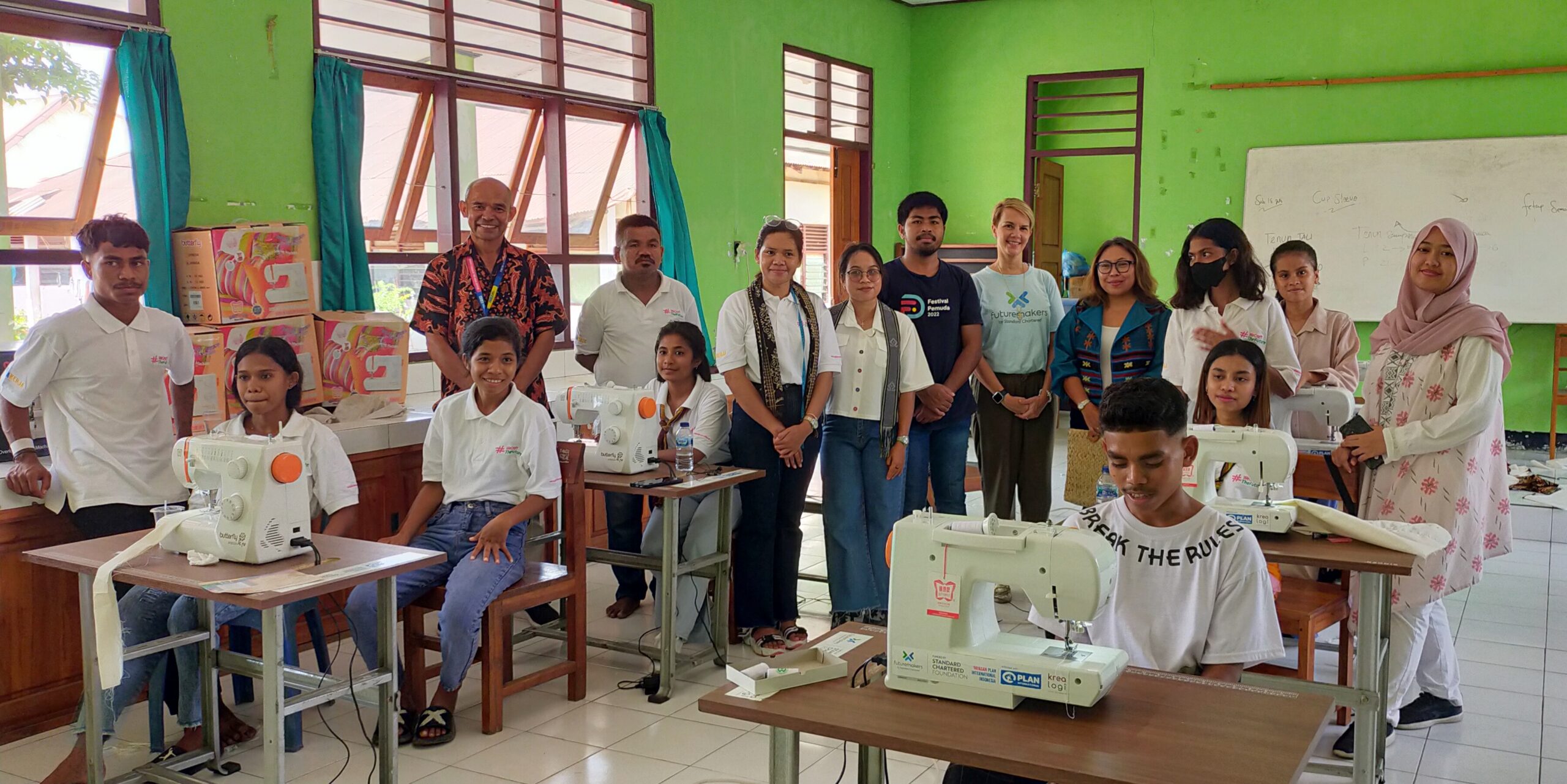 Futuremakers - Tim Standard Chartered dan Plan Indonesia Mengunjungi Kelompok UMKM Kriya di SLB Kupang