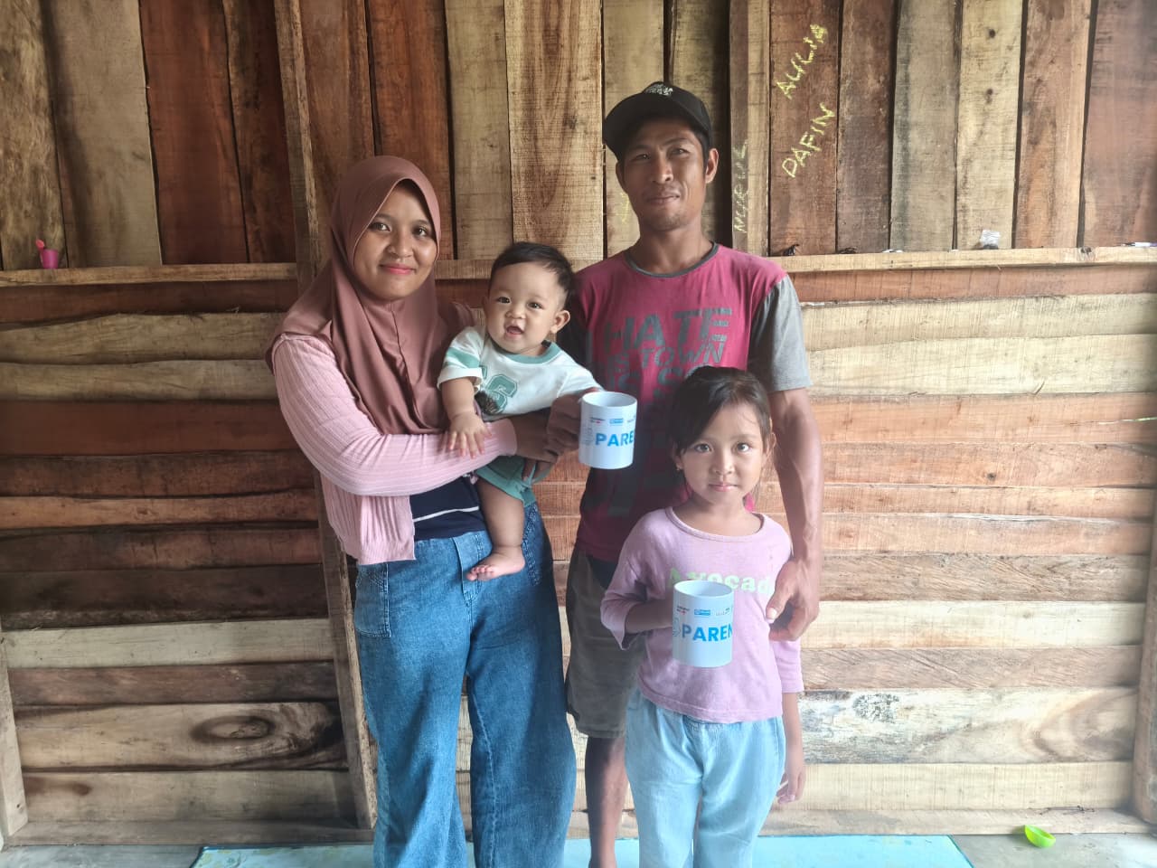 Keluarga Amat, orang tua dari Desa Gelangsar, Lombok Barat